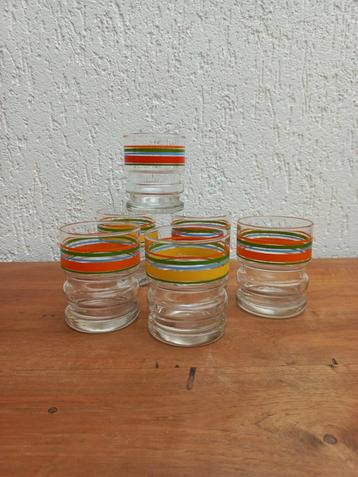 Zes vintage glazen. Drinkglas. Retro glas. Boho