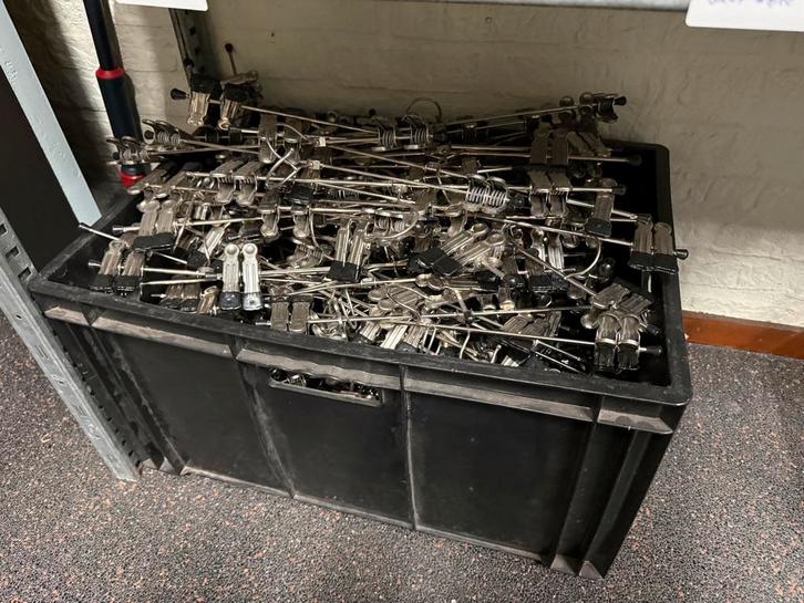 Grote partij broekhangers in kisten, Kleding | Dames, Kledinghangers, Gebruikt, Ophalen