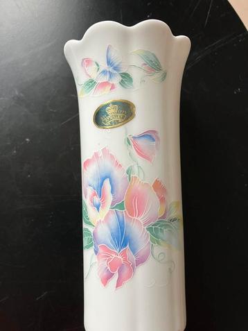 Aynsley vaasje beschikbaar voor biedingen