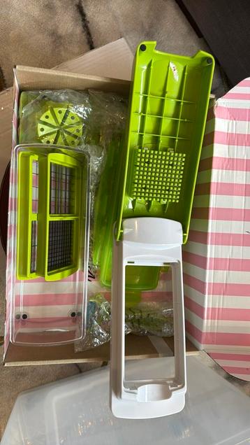Nicer Dicer snijtool met diverse hulpstukken. beschikbaar voor biedingen