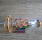 Boot bootje schip scheepje in glazen fles op standaard, Gebruikt, Ophalen of Verzenden