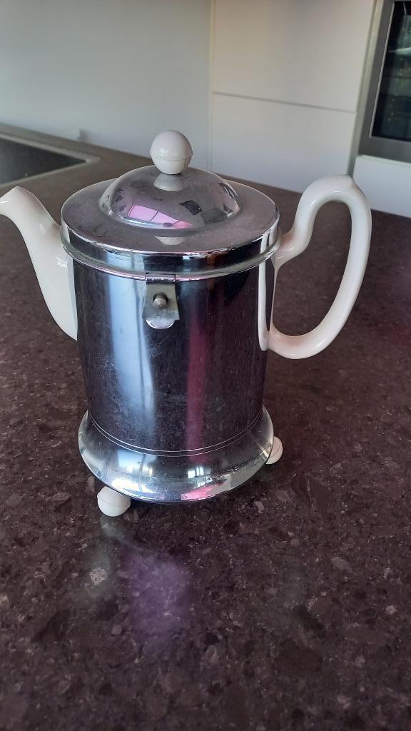 Koffiekan (Petrus Regout & Co) in warmtehouder (Benraad), Antiek en Kunst, Antiek | Servies los, Ophalen of Verzenden