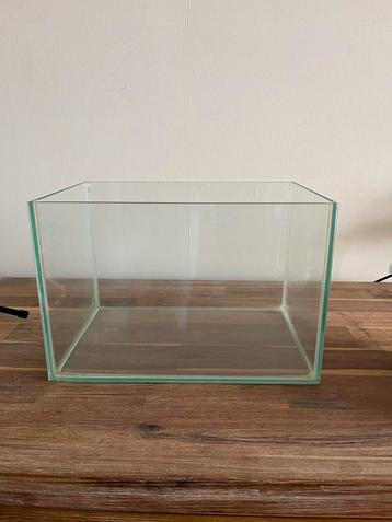 Vissen aquarium met toebehoren beschikbaar voor biedingen