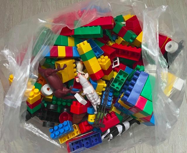 Aangeboden zak bouwstenen met boerderijdieren, Ophalen of Verzenden