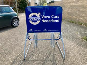 Uniek reclamebord misdruk Volvo op fietsenrek