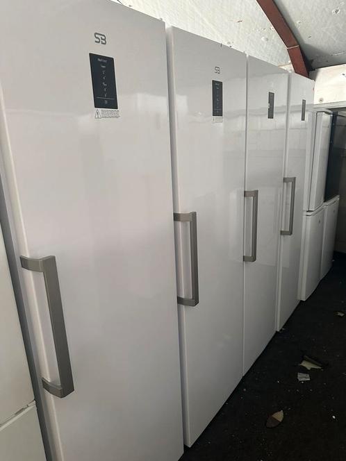 Kastmodel koeling B keuze. 186cm 390 liter energieklasse E, Witgoed en Apparatuur, Koelkasten en IJskasten, Refurbished, Zonder vriesvak