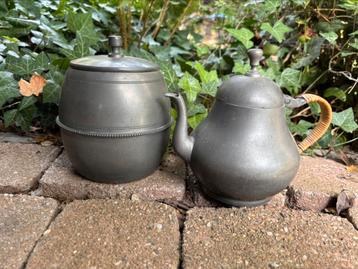 Antieke tinnen set - tabakspot + theepot beschikbaar voor biedingen