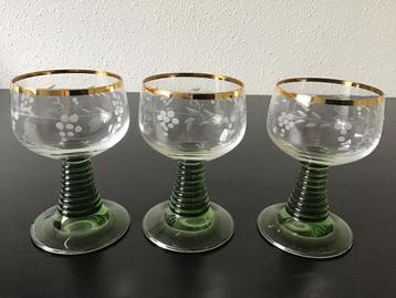 Vintage wijnglazen. Roemer met groene steel. beschikbaar voor biedingen