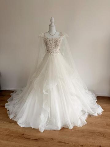 Prachtige Light Ivory Bruidsjurk Met Afneembare Strikjes beschikbaar voor biedingen