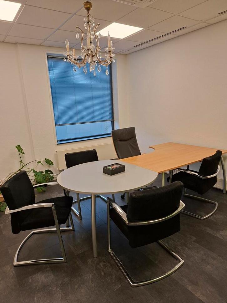 Kantoorinrichting: Bureau, spreekruimte + 5 stoelen, Zakelijke goederen, Kantoor en Winkelinrichting | Kantoormeubilair en Inrichting