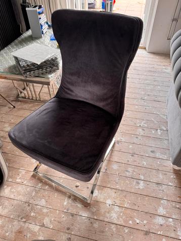 4 stoelen  beschikbaar voor biedingen