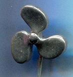 Scheepsschroef zilverkleurig speldje ( U_401 ), Verzenden, Zo goed als nieuw, Transport, Speldje of Pin