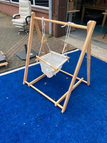 Houten Baby Schommel met Frame beschikbaar voor biedingen