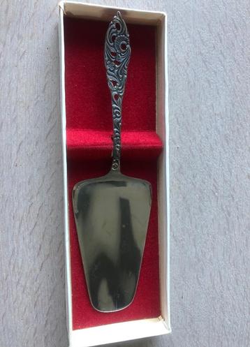 Verzilverde taartschep in origineel doosje beschikbaar voor biedingen