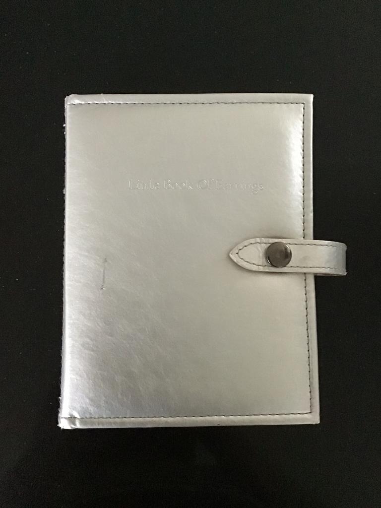 Zilverkleurige opbergmap / map / opbergboek voor oorbellen., Overige materialen, Gebruikt, Verzenden, Knopjes of Stekers