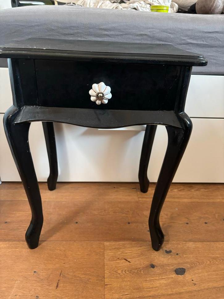 Zwart nachtkastje met lade, Huis en Inrichting, Slaapkamer | Nachtkastjes, Gebruikt, 55 tot 70 cm, Minder dan 45 cm, Hout, Ophalen