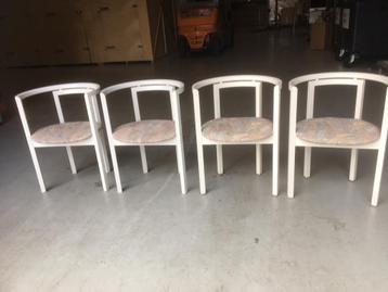 4  leuke vintage stoelen van hout. Jaren 70/80 beschikbaar voor biedingen