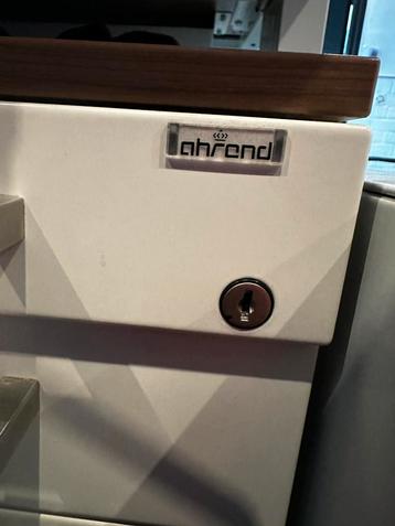 Ahrend burau lux model x2 keer tafel bureau beschikbaar voor biedingen