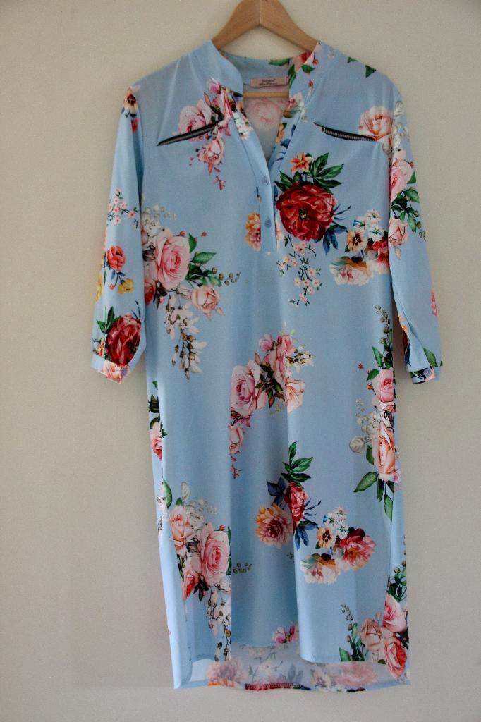 Mooie soepel-vallende jurk * Maat M * zo goed als nieuw, Kleding | Dames, Jurken, Zo goed als nieuw, Maat 38/40 (M), Blauw, Knielengte