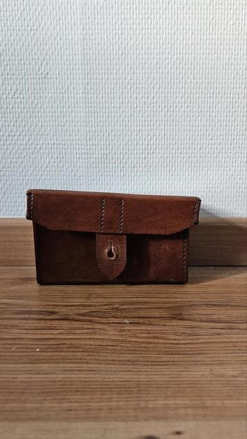 Leren tasje beschikbaar voor biedingen