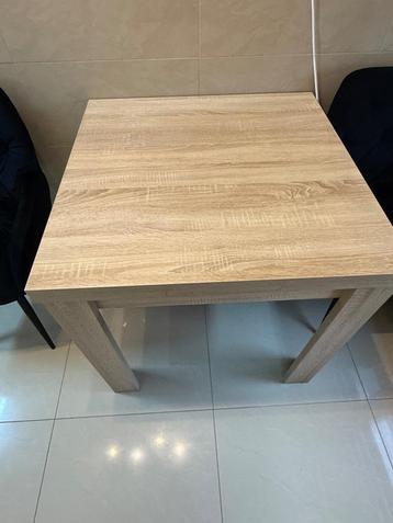 Uitschuifbare Eettafel op 3 standen inclusief 2 mooie stoele beschikbaar voor biedingen