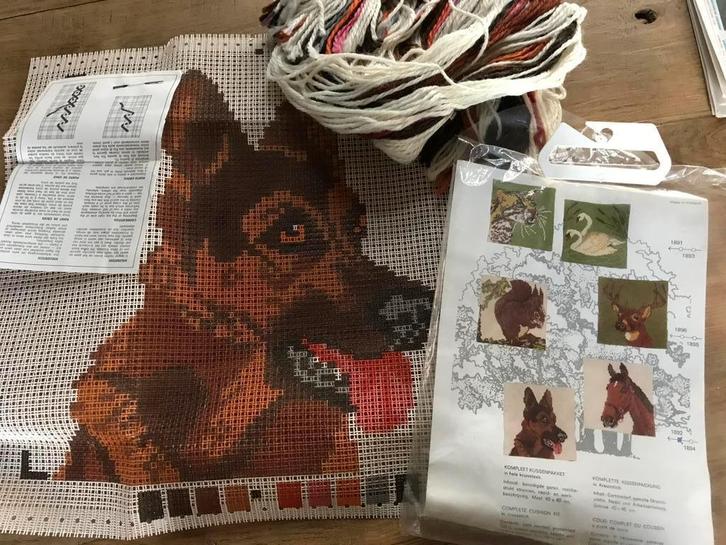 Borduurpakket kussen hond / herdershond compleet met garen, Hobby en Vrije tijd, Borduren en Borduurmachines, Zo goed als nieuw