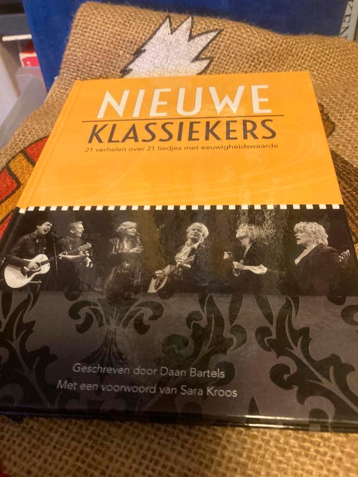 Sara Kroos - Nieuwe Klassiekers, Boeken, Essays, Columns en Interviews, Zo goed als nieuw, Ophalen of Verzenden