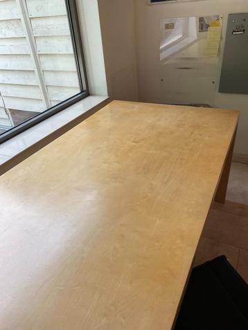 Trendy tafel beschikbaar voor biedingen