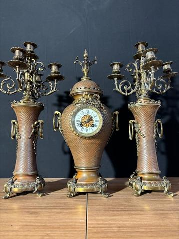 Antieke Franse Bronzen Empire Vaas Pendule met Kandelaren beschikbaar voor biedingen