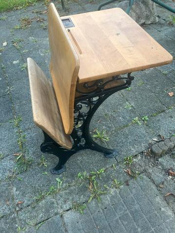 Antiek schoolbankje beschikbaar voor biedingen