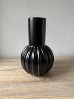 Nieuw! Elegante IKEA zwarte vaas SKOGSTUNDRA, Huis en Inrichting, Woonaccessoires | Vazen, Overige materialen, Zwart, Ophalen of Verzenden