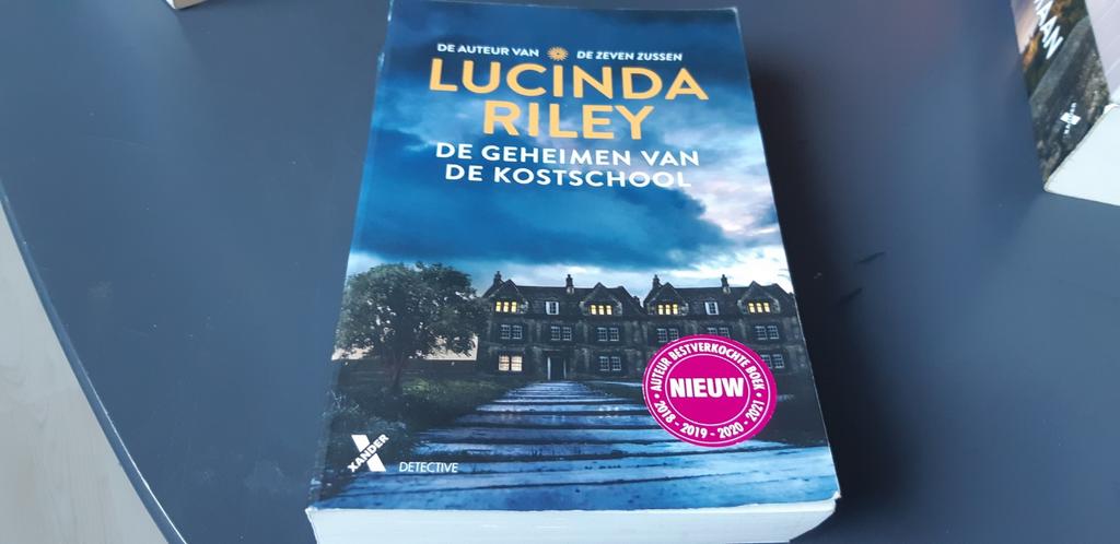 Lucinda Riley - De geheimen van de kostschool, Ophalen of Verzenden, Zo goed als nieuw, Lucinda Riley
