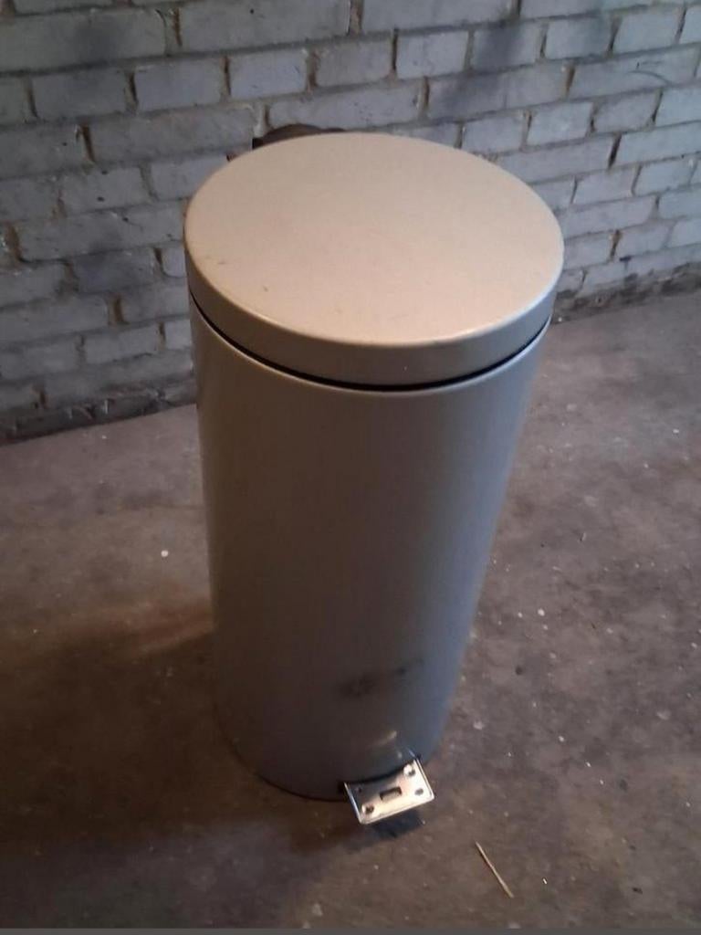 Te koop, Brabanita metaal prullenbak met pedaal functie., Ophalen, Metaal, Met pedaal
