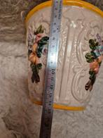 Vintage Bloempot met Bloemenreliëf, 25 tot 40 cm, Gebruikt, Rond, Minder dan 40 cm
