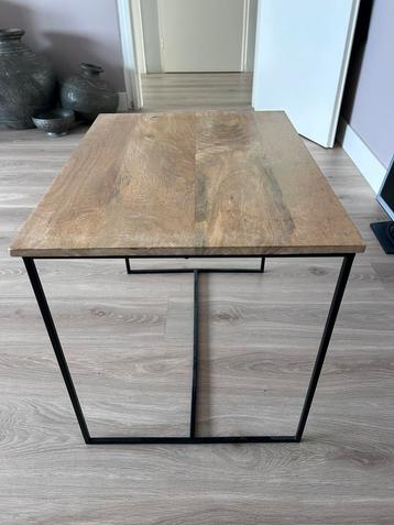 Industrieel bijzettafeltje met houten blad beschikbaar voor biedingen