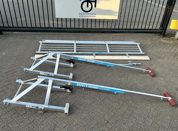 SGS dakrandbeveiliging voor hellende daken 3.00M compleet, Doe-het-zelf en Verbouw, Steigers, Nieuw, Rolsteiger of Kamersteiger
