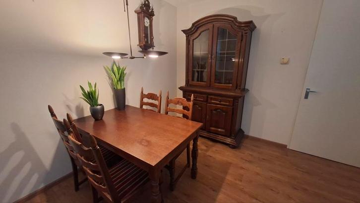 Vintage Eetkamer set. Tafel, 4 stoelen met Eiken Kast, Huis en Inrichting, Complete eetkamers, Gebruikt, Minder dan 4 stoelen