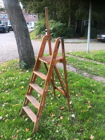Houten bibliotheektrap wat een plaatje! beschikbaar voor biedingen