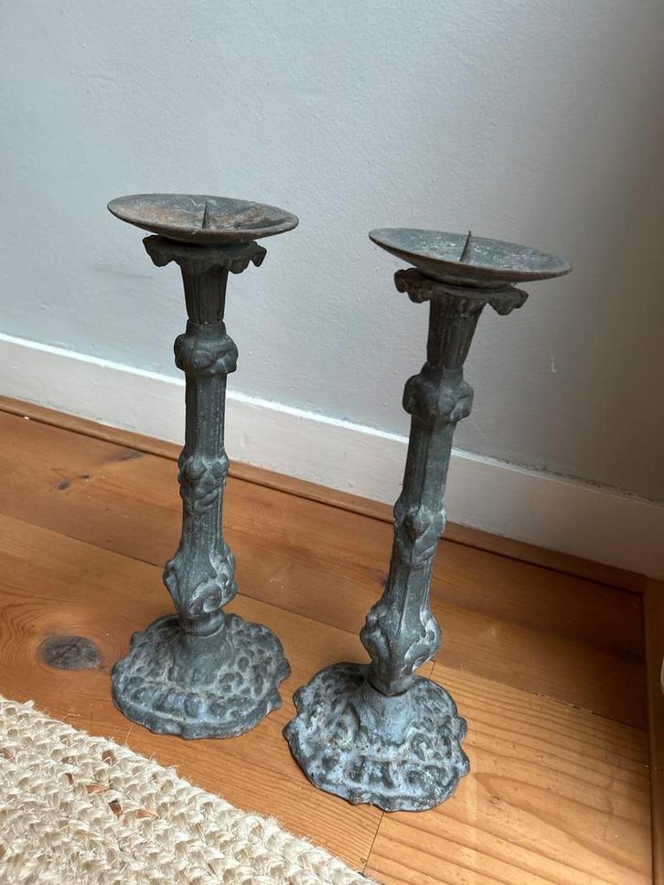 Gietijzeren Kaarsenstandaards - Set van 2, Antiek en Kunst, Antiek | Kandelaars, Overige materialen, Ophalen