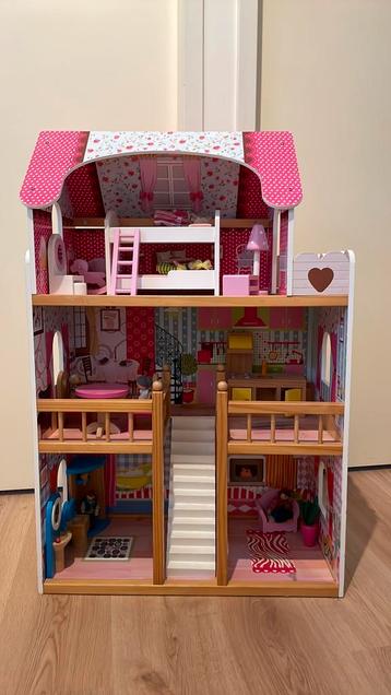 Poppenhuis met figuren en meubels van hout! beschikbaar voor biedingen