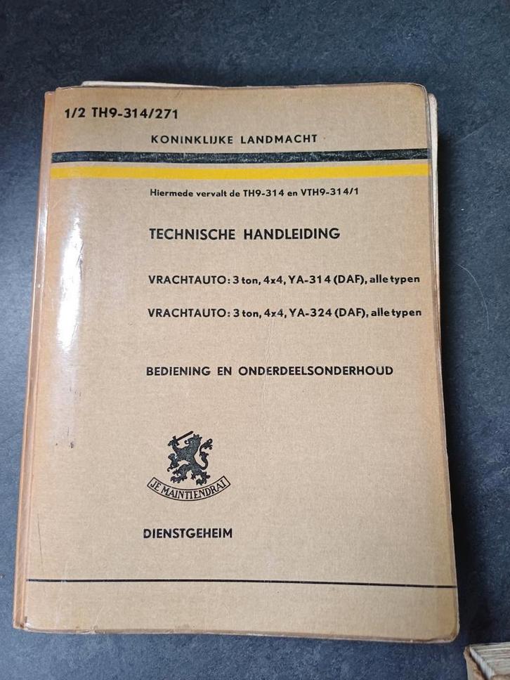 Voertuigboeken NL- leger, militaire voertuigen., Auto diversen, Handleidingen en Instructieboekjes, Ophalen of Verzenden