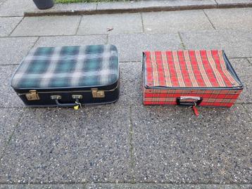 2 Unieke fraai gekleurde jaren 60 stoffen reis koffers beschikbaar voor biedingen