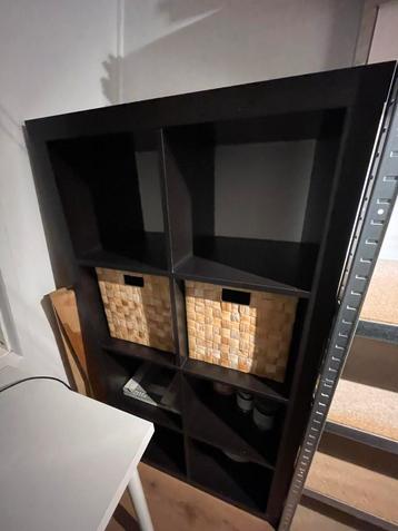 Zwarte open kast met vakken beschikbaar voor biedingen