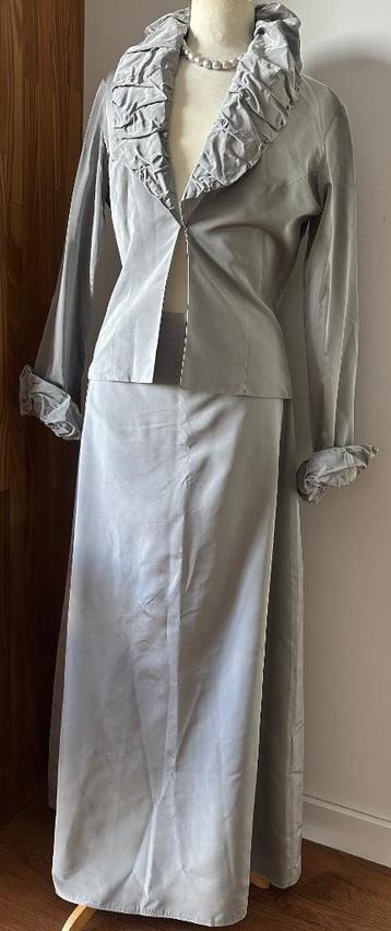Grijs pak (jasje, rok en pantalon) maat 36NL. beschikbaar voor biedingen