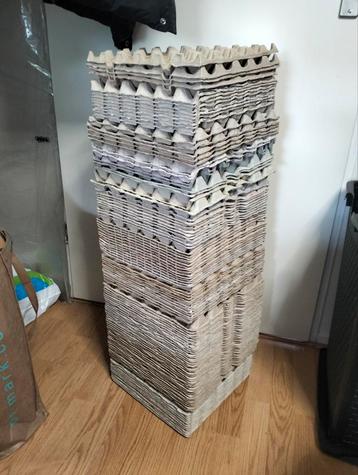 Stapel kartonnen eierdozen / trays beschikbaar voor biedingen