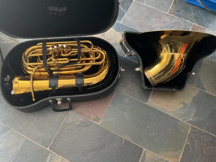 King 2341 frontbell in Goede Staat met Koffer, Muziek en Instrumenten, Blaasinstrumenten | Tuba's, Zo goed als nieuw, Bes-tuba