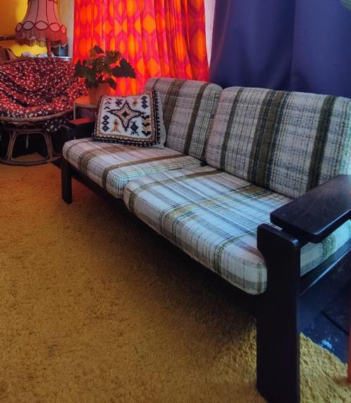 Retro/mid-century bank, Huis en Inrichting, Banken | Bankstellen, Gebruikt, Rechte bank, Tweepersoons, Minder dan 150 cm, Hout