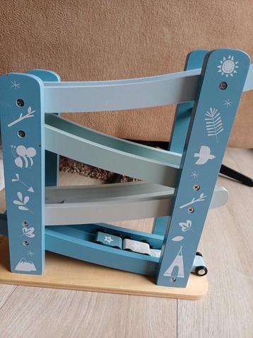 Houten rollerbaan beschikbaar voor biedingen