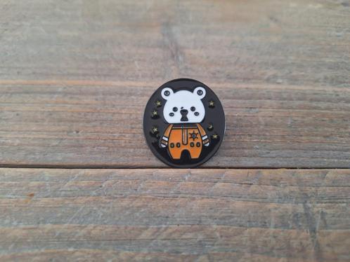 1 leuke pin van een beertje te koop, Verzamelen, Speldjes, Pins en Buttons, Nieuw, Speldje of Pin, Overige onderwerpen, Ophalen of Verzenden
