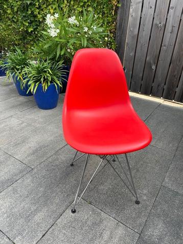 1x Vitra DSR (Poppy red) beschikbaar voor biedingen